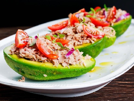 Бърза и лесна кремообразна салата с авокадо, чушки и риба тон - снимка на рецептата